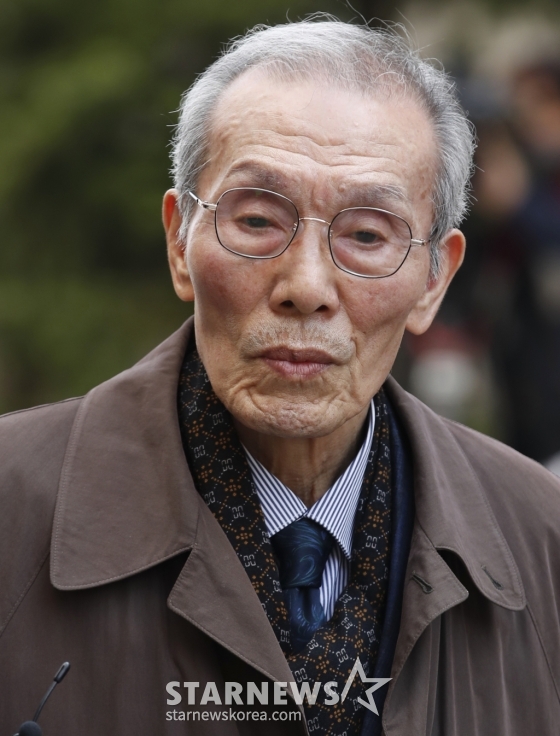 (성남=뉴스1) 권현진 기자 = 강제추행 혐의로 기소된 배우 오영수(79·본명 오세강)가 15일 오후 경기 수원지방법원 성남지원에서 열린 선고 공판을 위해 출석하고 있다. 수원지법 성남지원 형사6단독 정연주 판사는 이날 오 씨에게 징역 8개월에 집행유예 2년을 선고하고, 40시간의 성폭력 치료 프로그램 이수를 명령했다. 오영수는 지난 2017년 8월 연극 공연을 위해 지방에 머물던 시기 A씨에게 '안아보자' 등 취지로 말하며 껴안고 9월엔 A씨 주거지 앞에서 볼에 입술을 대는 등 강제 추행한 혐의로 기소됐다. 한편 /사진=(성남=뉴스1) 권현진 기자