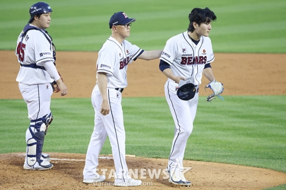 두산 베어스 투수 곽빈(오른쪽)이 12일 서울 잠실구장에서 열린 삼성 라이온즈와 2024 신한 SOL뱅크 KBO리그 방문경기에서 4회초 강판되고 있다. /사진=김진경 대기자