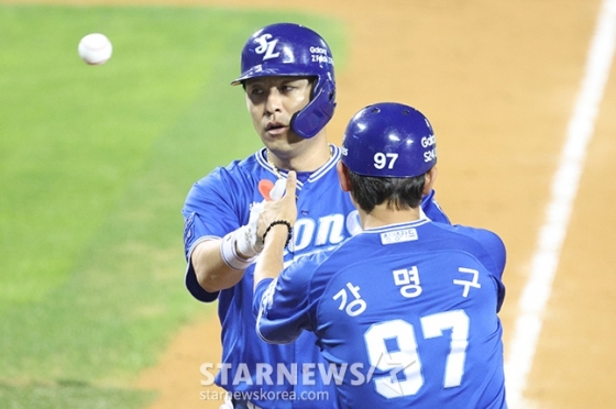 삼성 라이온즈 강민호(왼쪽)가 12일 서울 잠실구장에서 열린 두산 베어스와 2024 신한 SOL뱅크 KBO리그 방문경기에서 8회초 대타로 나서 투런 홈런을 날리고 강명구 코치와 하이파이브를 하고 있다. /사진=김진경 대기자