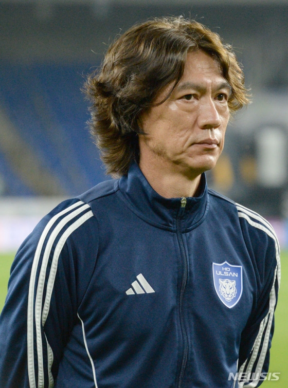 홍명보 감독이 지난 10일 울산 남구 문수월드컵경기장에서 열린 울산 현대 대 광주FC의 프로축구 K리그1 22라운드가 끝난 뒤 팬들에게 마지막 인사를 하고 있다./사진=뉴시스