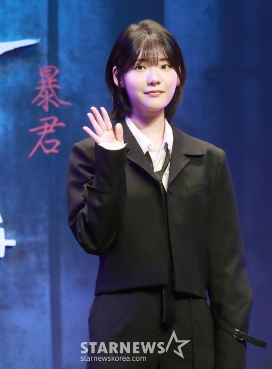 배우 조윤수가 15일 오전 서울 그랜드 인터컨티넨탈 서울 파르나스 호텔에서 진행된 디즈니+ 오리지널 시리즈 '폭군' 제작보고회에 참석해 포즈를 취하고 있다. ‘폭군 프로그램’의 마지막 샘플이 배달사고로 사라진 후 각기 다른 목적으로 그것을 차지하기 위해 모여든 사람들이 서로 쫓고 쫓기게 되는 이야기를 그린 추격 액션 스릴러 '폭군'은 8월 14일 공개된다. /2024.07.15 /사진=이동훈