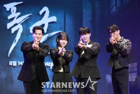 배우 김강우, 조윤수, 김선호, 차승원이 15일 오전 서울 그랜드 인터컨티넨탈 서울 파르나스 호텔에서 진행된 디즈니+ 오리지널 시리즈 '폭군' 제작보고회에 참석해 포즈를 취하고 있다. ‘폭군 프로그램’의 마지막 샘플이 배달사고로 사라진 후 각기 다른 목적으로 그것을 차지하기 위해 모여든 사람들이 서로 쫓고 쫓기게 되는 이야기를 그린 추격 액션 스릴러 '폭군'은 8월 14일 공개된다. /2024.07.15 /사진=이동훈