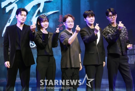 배우 김강우, 조윤수, 박훈정 감독, 배우 김선호, 차승원이 15일 오전 서울 그랜드 인터컨티넨탈 서울 파르나스 호텔에서 진행된 디즈니+ 오리지널 시리즈 '폭군' 제작보고회에 참석해 포즈를 취하고 있다. ‘폭군 프로그램’의 마지막 샘플이 배달사고로 사라진 후 각기 다른 목적으로 그것을 차지하기 위해 모여든 사람들이 서로 쫓고 쫓기게 되는 이야기를 그린 추격 액션 스릴러 '폭군'은 8월 14일 공개된다. /2024.07.15 /사진=이동훈