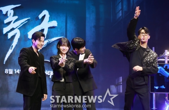 배우 김강우, 조윤수, 김선호, 차승원이 15일 오전 서울 그랜드 인터컨티넨탈 서울 파르나스 호텔에서 진행된 디즈니+ 오리지널 시리즈 '폭군' 제작보고회에 참석해 포즈를 취하고 있다. ‘폭군 프로그램’의 마지막 샘플이 배달사고로 사라진 후 각기 다른 목적으로 그것을 차지하기 위해 모여든 사람들이 서로 쫓고 쫓기게 되는 이야기를 그린 추격 액션 스릴러 '폭군'은 8월 14일 공개된다. /2024.07.15 /사진=이동훈