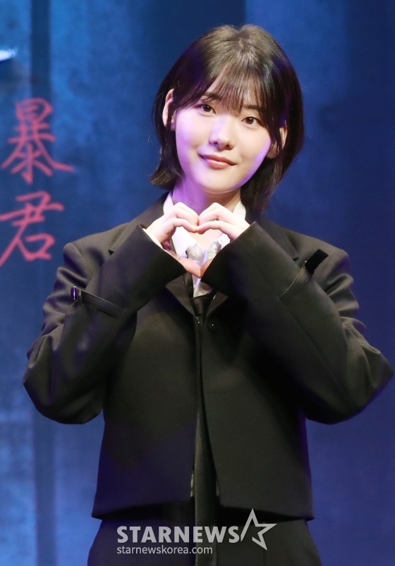 배우 조윤수가 15일 오전 서울 그랜드 인터컨티넨탈 서울 파르나스 호텔에서 진행된 디즈니+ 오리지널 시리즈 '폭군' 제작보고회에 참석해 포즈를 취하고 있다. ‘폭군 프로그램’의 마지막 샘플이 배달사고로 사라진 후 각기 다른 목적으로 그것을 차지하기 위해 모여든 사람들이 서로 쫓고 쫓기게 되는 이야기를 그린 추격 액션 스릴러 '폭군'은 8월 14일 공개된다. /2024.07.15 /사진=이동훈