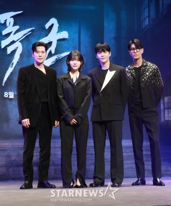 배우 김강우, 조윤수, 김선호, 차승원이 15일 오전 서울 그랜드 인터컨티넨탈 서울 파르나스 호텔에서 진행된 디즈니+ 오리지널 시리즈 '폭군' 제작보고회에 참석해 포즈를 취하고 있다. ‘폭군 프로그램’의 마지막 샘플이 배달사고로 사라진 후 각기 다른 목적으로 그것을 차지하기 위해 모여든 사람들이 서로 쫓고 쫓기게 되는 이야기를 그린 추격 액션 스릴러 '폭군'은 8월 14일 공개된다. /2024.07.15 /사진=이동훈