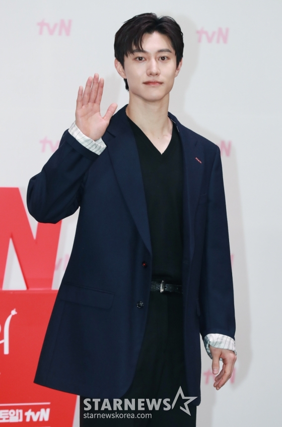 배우 곽동연이 7일 오전 서울 라마다신도림 호텔에서 진행된 tvN 토일드라마 '눈물의 여왕' 제작발표회에 참석해 포즈를 취하고 있다. 퀸즈 그룹 재벌 3세인 '백화점의 여왕' 홍해인과 용두리 이장 아들인 '슈퍼마켓 왕자' 백현우 3년차 부부의 아찔한 위기와 기적처럼 다시 시작되는 사랑 이야기 '눈물의 여왕'은 오는 9일 첫 방송된다. /2024.03.07 /사진=이동훈