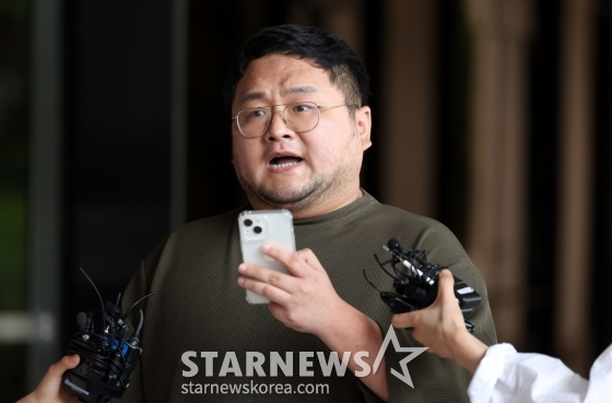 [서울=뉴시스] 추상철 기자 = 유튜버 쯔양 협박 의혹을 받고 있는 유튜버 구제역(이준희)이 15일 오후 서울 서초구 서울중앙지방검찰청에 자진 출석하기 전 녹취록 공개 등 입장을 밝히고 있다. 2024.07.15. scchoo@newsis.com /사진=추상철