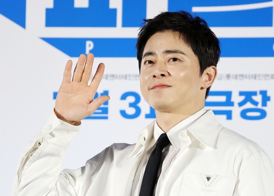 (서울=뉴스1) 김진환 기자 = 배우 조정석이 26일 오전 서울 광진구 롯데시네마 건대입구에서 열린 영화 ‘파일럿’ 제작보고회에 참석해 기념 촬영을 하고 있다. 영화 ‘파일럿’은 스타 파일럿에서 하루아침에 실직자가 된 한정우(조정석 분)가 파격 변신 이후 재취업에 성공하며 벌어지는 코미디물로 오는 7월 31일 개봉 예정이다. 2024.6.26/뉴스1 Copyright (C) 뉴스1. All rights reserved. 무단 전재 및 재배포, AI학습 이용 금지. /사진=(서울=뉴스1) 김진환 기자