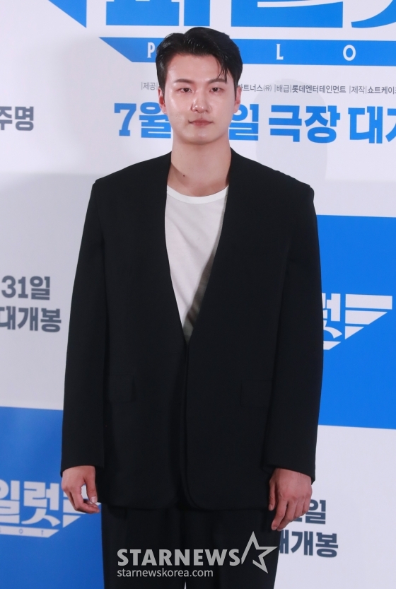 배우 신승호가 16일 오후 서울 롯데시네마 월드타워점에서 진행된 영화 '파일럿' 언론시사회 및 기자간담회에 참석해 포즈를 취하고 있다. 스타 파일럿에서 하루아침에 실직자가 된 한정우(조정석 분)가 파격 변신 이후 재취업에 성공하며 벌어지는 코미디 영화 '파일럿'은 오는 31일 개봉한다. /2024.07.16 /사진=이동훈