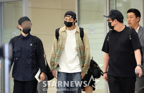 (인천공항=뉴스1) 김진환 기자 = 과잉 경호 논란에 휩싸인 배우 변우석이 홍콩에서 열린 아시아 팬미팅 일정을 마치고 16일 오후 인천국제공항 제2터미널을 통해 입국하고 있다. 변우석의 경호업체는 지난 12일 공항 라운지를 이용하는 다른 이용객에게 강한 플래시를 쏘고 이용객 일부에게 여권 제시를 요구하며 과잉 경호를 해 공항 이용객들에게 불편을 샀다. 이에 변우석의 소속사와 경호업체는 사과했지만, 인천국제공항 측이 사전 협의가 없이 진행됐다는 입장을 전해 다시 논란이 확산했다. 2024.7.16/뉴스1 Copyrig /사진=(인천공항=뉴스1) 김진환 기자