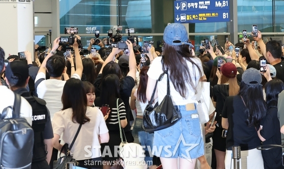 (인천공항=뉴스1) 김진환 기자 = 과잉 경호 논란에 휩싸인 배우 변우석이 홍콩에서 열린 아시아 팬미팅 일정을 마치고 16일 오후 인천국제공항 제2터미널을 통해 입국하고 있다. 변우석의 경호업체는 지난 12일 공항 라운지를 이용하는 다른 이용객에게 강한 플래시를 쏘고 이용객 일부에게 여권 제시를 요구하며 과잉 경호를 해 공항 이용객들에게 불편을 샀다. 이에 변우석의 소속사와 경호업체는 사과했지만, 인천국제공항 측이 사전 협의가 없이 진행됐다는 입장을 전해 다시 논란이 확산했다. 2024.7.16/뉴스1 Copyright & /사진=(인천공항=뉴스1) 김진환 기자