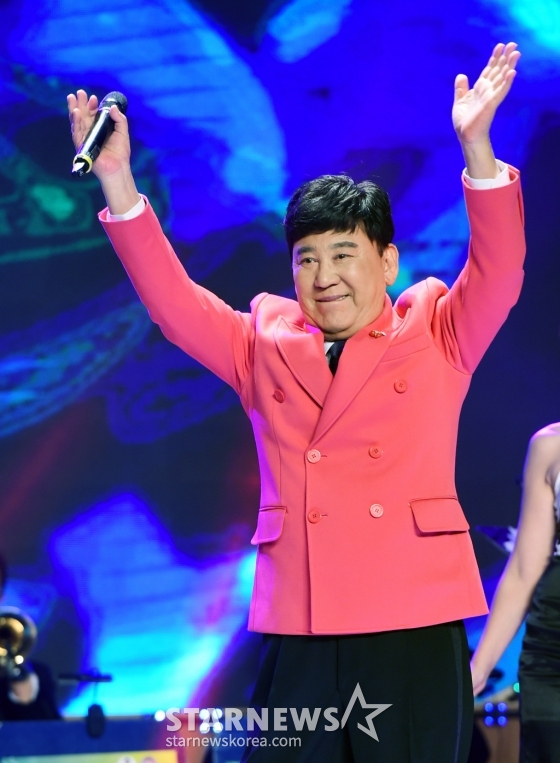 (서울=뉴스1) = ‘봉선화 연정’, ‘싫다 싫어’ 등의 유행가를 남긴 가수 현철이 지난 15일 밤 별세했다. 고인은 1969년 ‘무정한 그대’로 데뷔했으며 1982년 발표한 ‘앉으나 서나 당신생각’으로 인기를 끌기 시작했다. 고인의 빈소는 서울아산병원에 마련될 예정이다. (뉴스1 DB) 2024.7.16/뉴스1 Copyright (C) 뉴스1. All rights reserved. 무단 전재 및 재배포, AI학습 이용 금지. /사진=(서울=뉴스1)