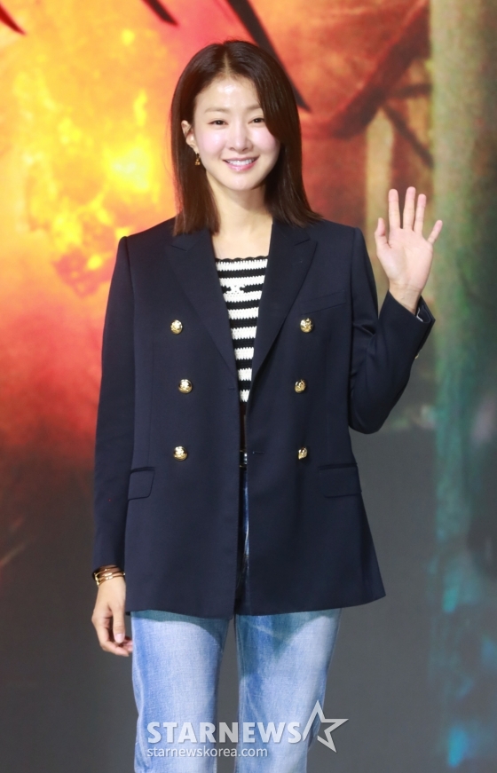 배우 이시영이 17일 오전 서울 JW 메리어트 동대문 스퀘어에서 진행된 넷플릭스 오리지널 시리즈 '스위트홈' 시즌3 제작발표회에 참석해 포즈를 취하고 있다. 괴물화의 끝이자 신인류의 시작을 비로소 맞이하게 된 세상, 괴물과 인간의 모호한 경계 사이에서 선택의 기로에 놓인 이들의 더 처절하고 절박해진 사투를 그린 넷플릭스 시리즈 '스위트홈' 시즌3은 오는 19일 공개된다. /2024.07.17 /사진=이동훈