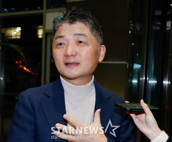 (성남=뉴스1) 안은나 기자 = 김범수 카카오 미래이니셔티브센터장이 13일 오전 경기 성남시 분당구 카카오모빌리티 본사에서 3차 공동체 비상경영회의에 참석하기 전 취재진 질문에 답하고 있다. 2023.11.13/뉴스1 Copyright (C) 뉴스1. All rights reserved. 무단 전재 및 재배포, AI학습 이용 금지. /사진=(성남=뉴스1) 안은나 기자