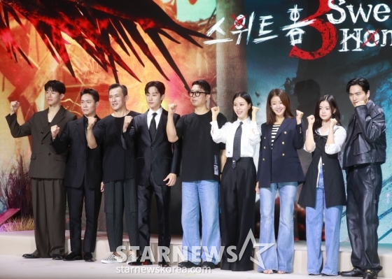 배우 김무열, 오정세, 유오성, 진영, 이응복 감독, 배우 고민시, 이시영, 김시아, 이진욱이 17일 오전 서울 JW 메리어트 동대문 스퀘어에서 진행된 넷플릭스 오리지널 시리즈 '스위트홈' 시즌3 제작발표회에 참석해 포즈를 취하고 있다. 괴물화의 끝이자 신인류의 시작을 비로소 맞이하게 된 세상, 괴물과 인간의 모호한 경계 사이에서 선택의 기로에 놓인 이들의 더 처절하고 절박해진 사투를 그린 넷플릭스 시리즈 '스위트홈' 시즌3은 오는 19일 공개된다. /2024.07.17 /사진=이동훈
