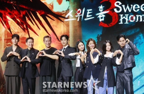 배우김무열, 오정세, 유오성, 진영, 고민시, 이시영, 김시아, 이진욱이 17일 오전 서울 JW 메리어트 동대문 스퀘어에서 진행된 넷플릭스 오리지널 시리즈 '스위트홈' 시즌3 제작발표회에 참석해 포즈를 취하고 있다. 괴물화의 끝이자 신인류의 시작을 비로소 맞이하게 된 세상, 괴물과 인간의 모호한 경계 사이에서 선택의 기로에 놓인 이들의 더 처절하고 절박해진 사투를 그린 넷플릭스 시리즈 '스위트홈' 시즌3은 오는 19일 공개된다. /2024.07.17 /사진=이동훈