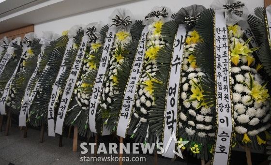 (서울=뉴스1) 사진공동취재단 = 16일 서울아산병원 장례식장 1호실 마련된 가수 고(故) 현철(본명 강상수)의 빈소에 동료 등이 보낸 근조 화환이 놓여 있다. 발인은 오는 19일 오전 8시 20분이며, 장지는 분당추모공원 휴다. 2024.7.16/뉴스1 Copyright (C) 뉴스1. All rights reserved. 무단 전재 및 재배포, AI학습 이용 금지. /사진=(서울=뉴스1) 사진공동취재단