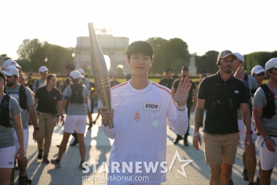 (서울=뉴스1) = 그룹 방탄소년단(BTS)의 진이 14일(현지시간) 프랑스 파리에서 '2024 파리 하계 올림픽' 성화봉송을 하고 있다. (2024 파리올림픽 조직위원회 제공) 2024.7.15/뉴스1 Copyright (C) 뉴스1. All rights reserved. 무단 전재 및 재배포, AI학습 이용 금지. /사진=(서울=뉴스1)