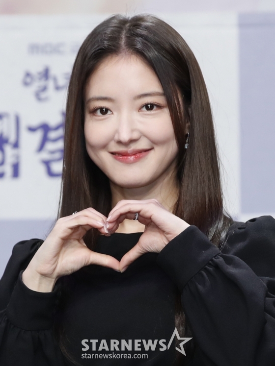 (서울=뉴스1) 권현진 기자 = 배우?이세영이 22일 오후 서울 상암동 MBC 골든마우스홀에서 진행된 드라마 '열녀박씨 계약결혼뎐' 제작발표회에서 포즈를 취하고 있다. 동명의 네이버 웹소설을 원작으로 하는 '열녀박씨 계약결혼뎐'은 죽음을 뛰어넘어 2023년 대한민국에 당도한 19세기 욕망 유교걸 박연우(이세영 분)와 21세기 무감정 끝판왕 강태하(배인혁 분)의 금쪽같은 계약 결혼 스토리를 담은 작품이다. 2023.11.22/뉴스1 Copyright (C) 뉴스1. All rights reserved. 무단 전재 및 재배 /사진=(서울=뉴스1) 권현진 기자