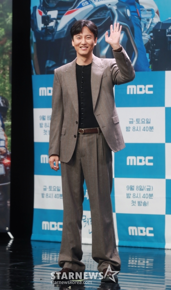 배우 김남길이 7일 오후 서울 마포구 상암동 MBC 사옥에서 진행된 새 시사교양 '뭐라도 남기리' 제작발표회에 참석해 포즈를 취하고 있다. 대한민국 구석구석 아름다운 길을 오토바이를 타고 달리며 다양한 삶의 모습과 우리 시대의 멘토를 만나 보는 프로그램 '뭐라도 남기리'는 오는 8일 첫 방송된다. /2023.09.07 /사진=이동훈