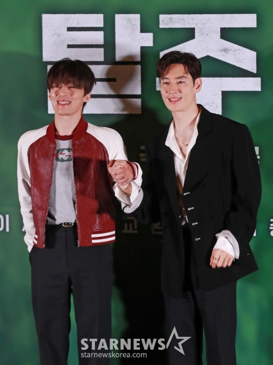 배우 구교환, 이제훈이 17일 오후 서울 메가박스 코엑스에서 진행된 영화 '탈주'(감독 이종필) 시사회 및 간담회에 참석해 포즈를 취하고 있다. /2024.06.17 /사진=이동훈