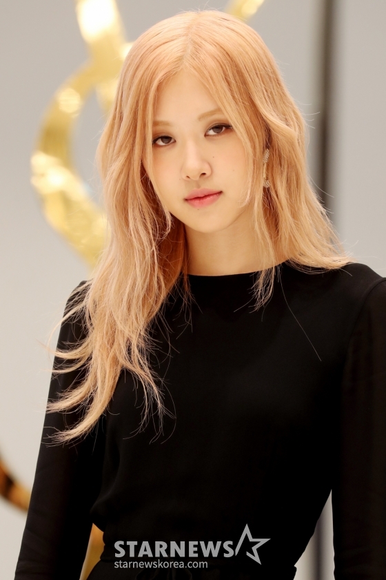 그룹 블랙핑크 로제가 22일 저녁 서울 여의도 더 현대 서울에서 열린 생 로랑(Saint Laurent) '2023 여름 컬렉션 팝업 오프닝 이벤트'에 참석해 포즈를 취하고 있다. 2023.05.22