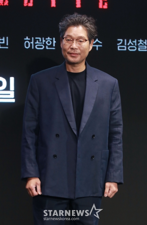 배우 유재명이 24일 오전 서울 여의도 콘래드 호텔에서 진행된 디즈니+ 오리지널 시리즈 '노웨이아웃: 더 룰렛' 제작발표회에 참석해 포즈를 취하고 있다.  희대의 흉악범이 출소하자 200억 원의 현상금을 건 '공개살인청부'가 벌어지는 가운데, ‘죽이려는 자’와 ‘살아남으려는 자’ 사이에서 펼쳐지는 대결을 그린 '노웨이아웃: 더 룰렛'은 오는 31일 공개된다. /2024.07.24 /사진=이동훈