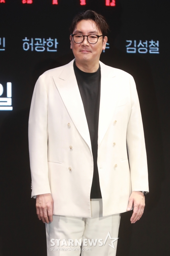 배우 조진웅이 24일 오전 서울 여의도 콘래드 호텔에서 진행된 디즈니+ 오리지널 시리즈 '노웨이아웃: 더 룰렛' 제작발표회에 참석해 포즈를 취하고 있다. 희대의 흉악범이 출소하자 200억 원의 현상금을 건 '공개살인청부'가 벌어지는 가운데, ‘죽이려는 자’와 ‘살아남으려는 자’ 사이에서 펼쳐지는 대결을 그린 '노웨이아웃: 더 룰렛'은 오는 31일 공개된다. /2024.07.24 /사진=이동훈