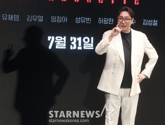 배우 조진웅이 24일 오전 서울 여의도 콘래드 호텔에서 진행된 디즈니+ 오리지널 시리즈 '노웨이아웃: 더 룰렛' 제작발표회에 참석해 포즈를 취하고 있다.  희대의 흉악범이 출소하자 200억 원의 현상금을 건 '공개살인청부'가 벌어지는 가운데, ‘죽이려는 자’와 ‘살아남으려는 자’ 사이에서 펼쳐지는 대결을 그린 '노웨이아웃: 더 룰렛'은 오는 31일 공개된다. /2024.07.24 /사진=이동훈