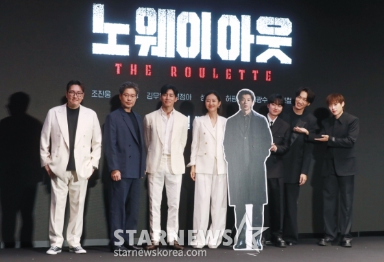 배우 조진웅, 유재명, 김무열, 염정아, 성유빈, 이광스, 김성철이 24일 오전 서울 여의도 콘래드 호텔에서 진행된 디즈니+ 오리지널 시리즈 '노웨이아웃: 더 룰렛' 제작발표회에 참석해 포즈를 취하고 있다.  희대의 흉악범이 출소하자 200억 원의 현상금을 건 '공개살인청부'가 벌어지는 가운데, ‘죽이려는 자’와 ‘살아남으려는 자’ 사이에서 펼쳐지는 대결을 그린 '노웨이아웃: 더 룰렛'은 오는 31일 공개된다. /2024.07.24 /사진=이동훈