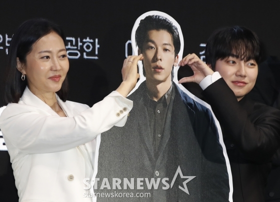 (서울=뉴스1) 권현진 기자 = 배우 염정아와 성유빈(오른쪽)이 24일 서울 영등포구 콘래드 서울 호텔에서 열린 디즈니+ 시리즈  '노 웨이 아웃 : 더 룰렛' 제작발표회에서 이날 참석하지 못한 대만 배우 하광환 입간판에 볼 하트를 함께 하고 있다.  '노 웨이 아웃 : 더 룰렛'은 희대의 흉악범 김국호의 목숨에 200억 원의 공개살인청부가 벌어지면서, 이를 둘러싼 출구 없는 인간들의 치열한 싸움을 그린 드라마다. 2024.7.24/뉴스1  Copyright (C) 뉴스1. All rights reserved. 무단 전재 /사진=(서울=뉴스1) 권현진 기자