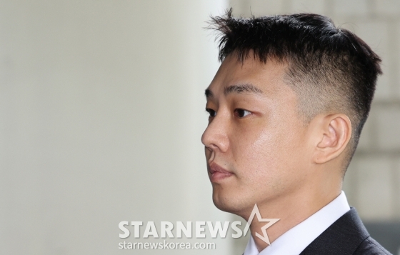 (서울=뉴스1) 신웅수 기자 = 마약 투약 혐의를 받는 배우 유아인(본명 엄홍식)이 24일 오후 서울 서초구 서울중앙지법에서 열린 공판에 출석하고 있다. 유아인은 지난 2020년 9월부터 2022년 3월까지 미용 시술을 위한 수면 마취를 가장하는 방식 등으로 181차례에 걸쳐 프로포폴 등을 상습 투약한 혐의를 받고 있다. 2024.7.24/뉴스1 Copyright (C) 뉴스1. All rights reserved. 무단 전재 및 재배포, AI학습 이용 금지. /사진=(서울=뉴스1) 신웅수 기자