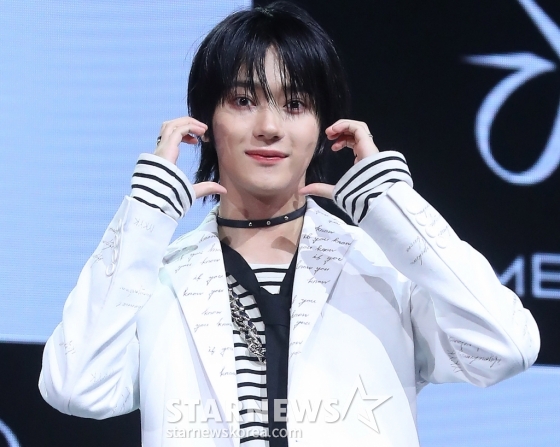 그룹 오메가엑스(OMEGA X) 정훈이 7일 오후 서울 광진구 예스24 라이브홀에서 진행된 세 번째 미니앨범 'iykyk(if you know, you know)'(이프 유 노, 유 노) 발매 기념 쇼케이스에 참석해 포즈를 취하고 있다. 오메가엑스의 이번 앨범 타이틀 'JUNK FOOD(정크 푸드)'는 불안정한 느낌의 신스와 베이스가 혼란스러운 분위기를 자아내는 트랩 장르의 힙합곡이다. 2023.11.07 /사진=김창현