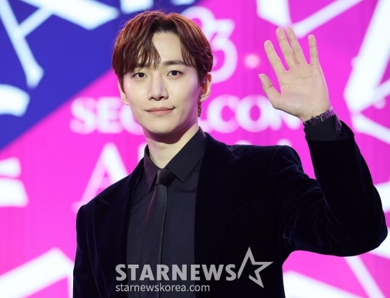 (서울=뉴스1) 김진환 기자 = 배우 이준호가 30일 오후 서울 동대문디자인플라자(DDP)에서 열린 '2023 서울콘 에이판 스타 어워즈'(2023 SEOULCON APAN STAR AWARDS)에 참석해 포즈를 취하고 있다. '서울콘 에이판 스타 어워즈'는 올해로 9회째를 맞이한 시상식으로, 이번 행사는 지난해 8월부터 2023년 10월까지 지상파, 종편, 케이블, OTT, 웹에 방영된 드라마와 출연한 배우들을 대상으로 하고 있다. 2023.12.30/뉴스1 Copyright (C) 뉴스1. All rights re /사진=(서울=뉴스1) 김진환 기자