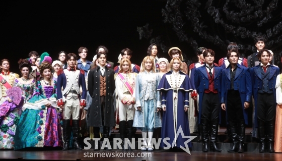 옥주현, 김지우, 정유지, 이해준, 김성식, 박민성, 서영택, 노윤 등 출연배우들이 25일 서울 흥인동 충무아트센터에서 진행된 뮤지컬 '베르사유의 장미' 프레스콜에서 포즈를 취하고 있다.  뮤지컬 '베르사유의 장미'는 이케다 리요코의 만화를 원작으로 EMK와 왕용범 연출, 이성준 작곡가가 함께 만든 대단위 창작뮤지컬이다. /2024.07.25 /사진=이동훈