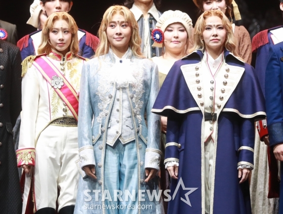 정유지, 옥주현, 김지우 등 출연배우들이 25일 서울 흥인동 충무아트센터에서 진행된 뮤지컬 '베르사유의 장미' 프레스콜에서 포즈를 취하고 있다.  뮤지컬 '베르사유의 장미'는 이케다 리요코의 만화를 원작으로 EMK와 왕용범 연출, 이성준 작곡가가 함께 만든 대단위 창작뮤지컬이다. /2024.07.25 /사진=이동훈