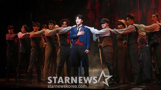 박민성 등 출연배우들이 25일 서울 흥인동 충무아트센터에서 진행된 뮤지컬 '베르사유의 장미' 프레스콜에서 열연하고 있다.  뮤지컬 '베르사유의 장미'는 이케다 리요코의 만화를 원작으로 EMK와 왕용범 연출, 이성준 작곡가가 함께 만든 대단위 창작뮤지컬이다. /2024.07.25 /사진=이동훈