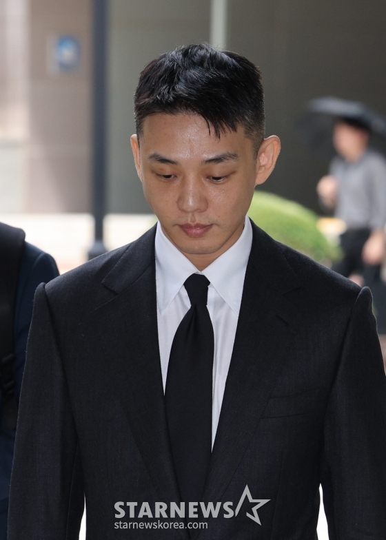 (서울=뉴스1) 신웅수 기자 = 마약 투약 혐의를 받는 배우 유아인(본명 엄홍식)이 24일 오후 서울 서초구 서울중앙지법에서 열린 공판에 출석하고 있다. 유아인은 지난 2020년 9월부터 2022년 3월까지 미용 시술을 위한 수면 마취를 가장하는 방식 등으로 181차례에 걸쳐 프로포폴 등을 상습 투약한 혐의를 받고 있다. 2024.7.24/뉴스1 Copyright (C) 뉴스1. All rights reserved. 무단 전재 및 재배포, AI학습 이용 금지. /사진=(서울=뉴스1) 신웅수 기자