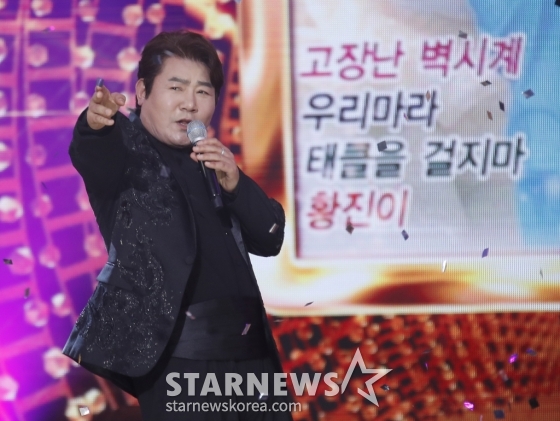 (서울=뉴스1) 권현진 기자 = 가수 진성이 12일 오후 서울 마포구 상암동 SBS 프리즘타워에서 열린 '트롯뮤직어워즈 2024'에서 화려한 무대를 선보이고 있다. 2024.4.12/뉴스1 Copyright (C) 뉴스1. All rights reserved. 무단 전재 및 재배포, AI학습 이용 금지. /사진=(서울=뉴스1) 권현진 기자