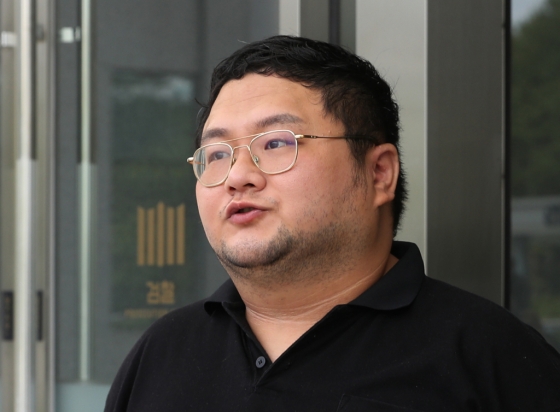 (수원=뉴스1) 김영운 기자 = 먹방 유튜버 '쯔양'(본명 박정원)을 협박해 돈을 갈취한 혐의를 받고 있는 유튜버 구제역(본명 이준희)이 26일 오전 경기 수원시 영통구 수원지방검찰청으로 구속 전 피의자심문(영장실질심사)을 받기 위해 출석하고 있다. 유튜버 구제역과 주작감별사는 지난해 2월 쯔양과 전 남자친구간 과거를 폭로하지 않는 조건으로 쯔양을 협박해 5500만 원을 받아 챙긴 혐의를 받고 있다. 2024.7.26/뉴스1 Copyright (C) 뉴스1. All rights reserved. 무단 전재 및 재배포, /사진=(수원=뉴스1) 김영운 기자