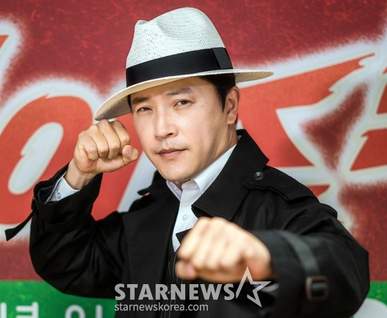 배우 안재모가 18일 오후 온라인으로 진행된 카카오TV 오리지널 예능 프로그램 '야인 이즈 백' 라이브 토크에 참석해 포즈를 취하고 있다. '야인 이즈 백'은 안재모가 2000년대 초반 범국민적 인기를 누렸던 킹두한으로 변신, 킹두한 '찐팬' 이진호와 함께 펼치는 '2021년판 짠내 누아르'다. 매주 목요일과 일요일 오후 8시 방송. / 사진제공 =카카오TV