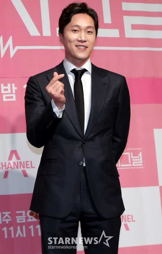 의사 양재웅 씨가 1일 오전 서울 마포구 상암동 스탠포드 호텔에서 진행된 채널A 멜로예능 '하트시그널' 제작발표회에 참석해 포즈를 취하고 있다. '하트시그널'은 한 달간 셰어 하우스를 하는 청춘 남녀들에 나타나는 시그널을 단서로 러브 라인을 예측하는 러브 서스펜스물로 오는 2일 첫 방송된다. /사진=김창현 기자 chmt@