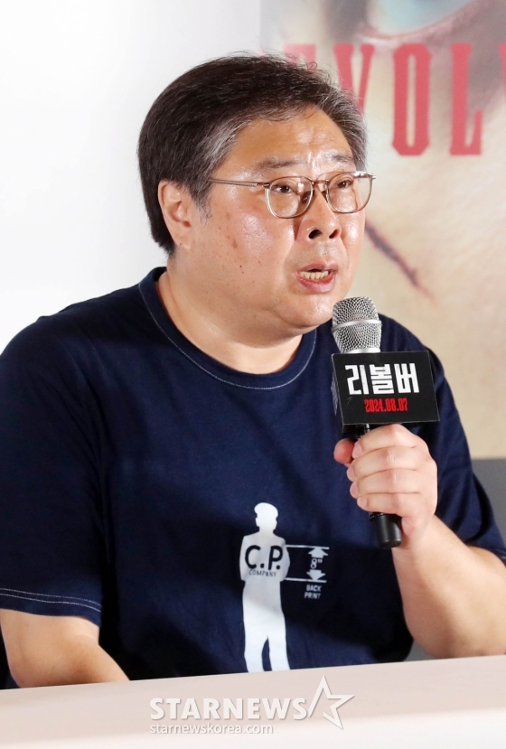 오승욱 감독이 31일 오후 서울 메가박스 코엑스에서 열린 영화 '리볼버' 언론시사회에 참석해 인사말을 하고 있다. 영화 '리볼버'는 모든 죄를 뒤집어쓰고 교도소에 들어갔던 전직 경찰 수영이 출소 후 오직 하나의 목적을 향해 직진하는 이야기로 오는 8월 7일 개봉 예정이다. /2024.07.31 /사진=임성균