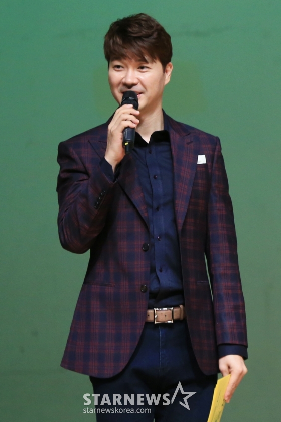 개그맨 박수홍이 8일 오후 서울 서대문 문화체육회관에서 열린 초록리본도서관 설립을 위한 '러빙핸즈 G콘서트'에서 사회를 맡아 인사하고 있다. /사진=이기범 기자 leekb@