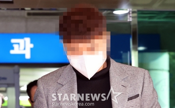 [서울=뉴시스] 최진석 기자 = 특정경제범죄 가중처벌법상 횡령 혐의로 기소된 방송인 박수홍 친형 박모 씨가 14일 서울 용산구 서울서부지법에서 열린 1심 선고 공판에서 징역 2년을 선고 받은 후 법원을 나서고 있다.  이날 재판부는 연예기획사 자금을 회사 목적에 맞지 않게 사용한 부분은 일부 유죄, 박수홍씨의 개인자금을 사적 유용한 부분은 무죄로 판단, 박씨에게 징역 2년을 선고 했다. 2024.02.14. myjs@newsis.com /사진=최진석