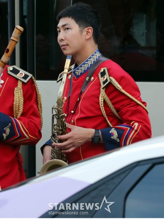 군 복무 중인 그룹 방탄소년단(BTS) RM(김남준)이 2일 오후 강원도 화천군 '2024 화천토마토 축제' 현장에서 15사단 군악대 일원으로 무대를 준비하고 있다. 2024.08.02 /사진=임성균
