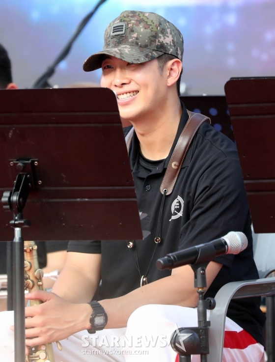 군 복무 중인 그룹 방탄소년단(BTS) RM(김남준)이 2일 오후 강원도 화천군 '2024 화천토마토 축제' 현장에서 15사단 군악대 일원으로 무대 리허설을 준비하고 있다. 2024.08.02 /사진=임성균