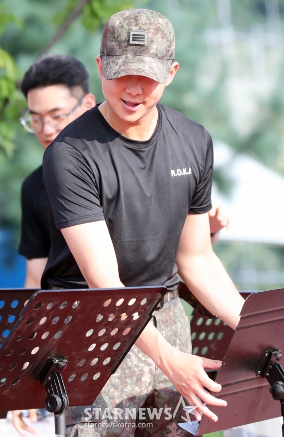 군 복무 중인 그룹 방탄소년단(BTS) RM(김남준)이 2일 오후 강원도 화천군 '2024 화천토마토 축제' 현장에서 15사단 군악대 일원으로 무대 리허설을 준비하고 있다. 2024.08.02 /사진=임성균