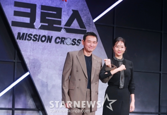 배우 황정민, 염정아가 5일 오전 서울 앰배서더 서울 풀만 호텔에서 진행된 넷플릭스 오리지널 영화 '크로스'(감독 이명훈) 제작발표회에 참석해 포즈를 취하고 있다. 아내에게 과거를 숨기고 베테랑 주부로 살아가는 전직 요원 강무와 남편의 비밀을 오해한 강력범죄수사대 에이스 미선이 거대한 사건에 함께 휘말리면서 벌어지는 이야기 '크로스'는 오는 9일 공개된다. /2024.08.05 /사진=이동훈